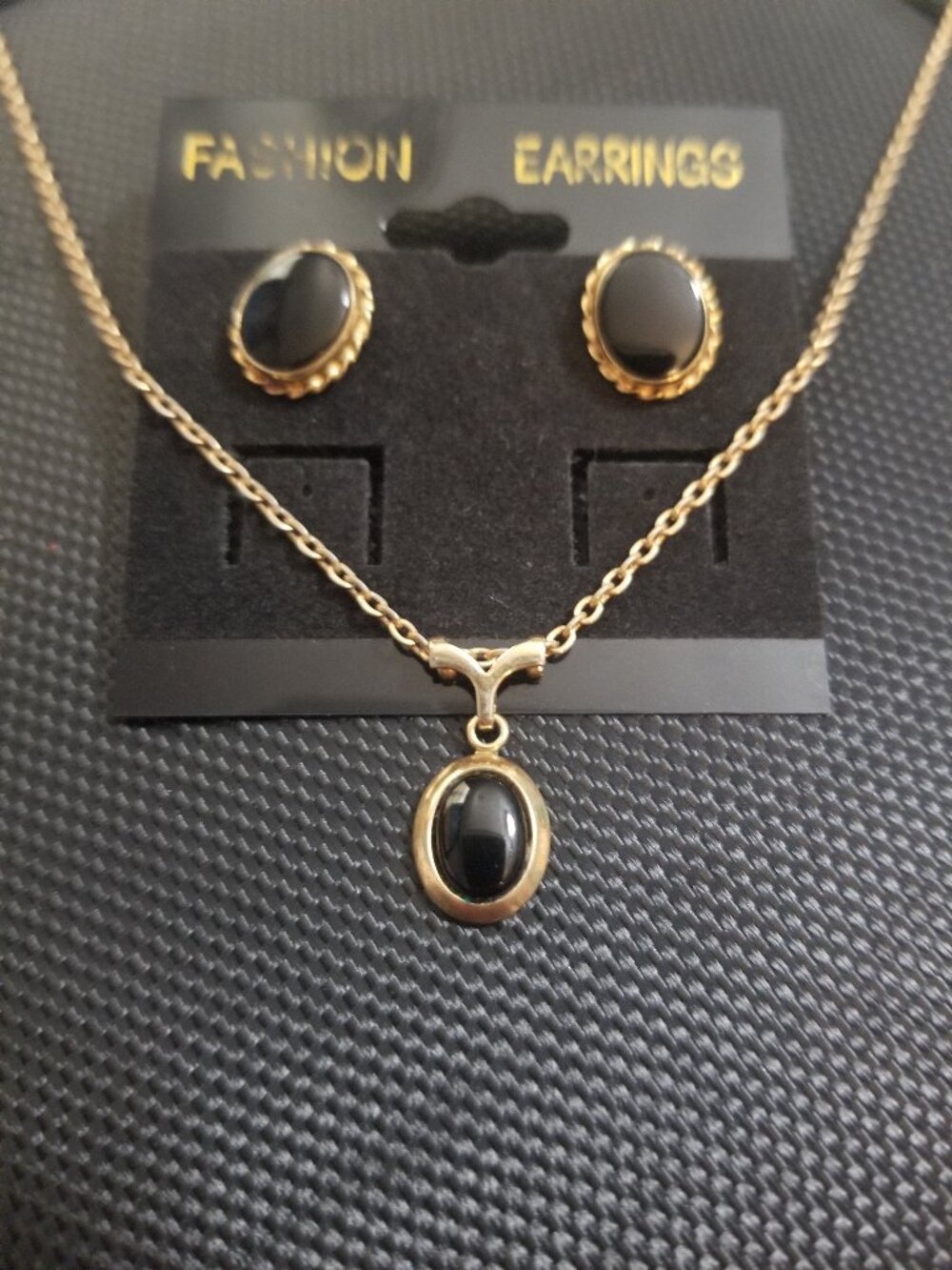 Antique-Style Little-Black-Onyx Cabochon-Cut-Stone Gothic Gold-Chain Necklace